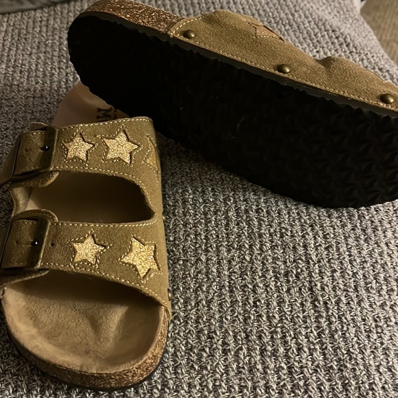 Women' size small tan Mudd sandals. In great condition, barely worn. - Picture 2 of 3